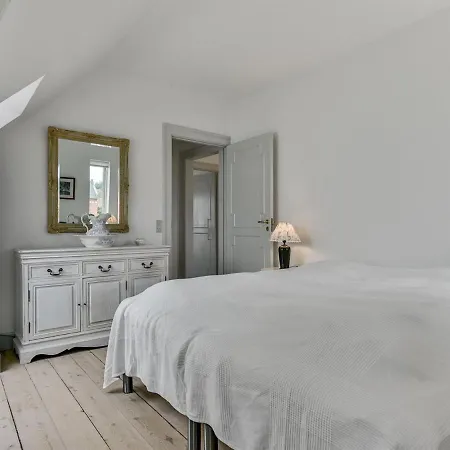 Stefanie - 10m From The Sea In Funen By Interhome